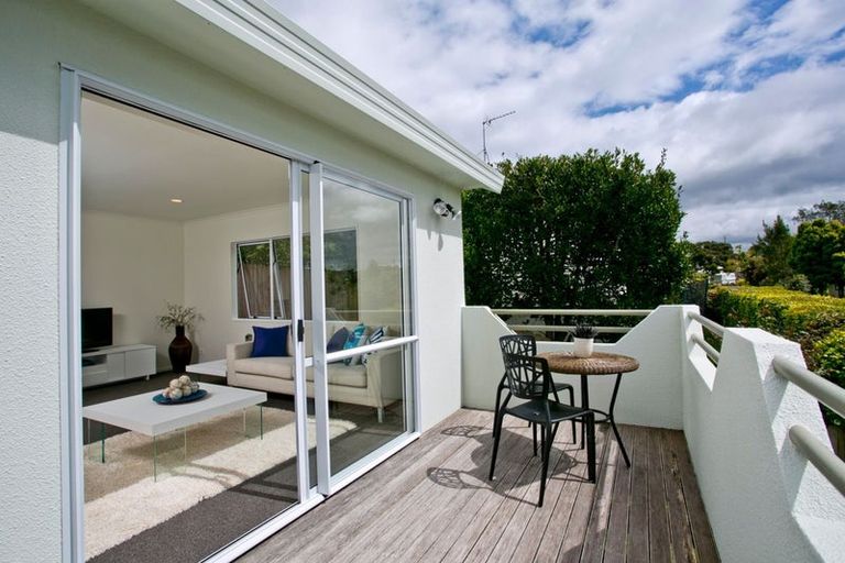 Photo of property in 3/8a Target Road, Totara Vale, Auckland, 0629