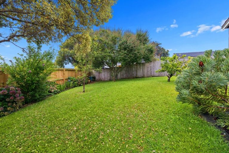 Photo of property in 1/7 Tusac Place, Totara Vale, Auckland, 0627