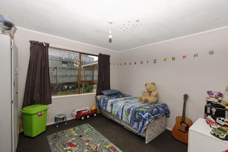 Photo of property in 19 Crompton Road, Massey, Auckland, 0614