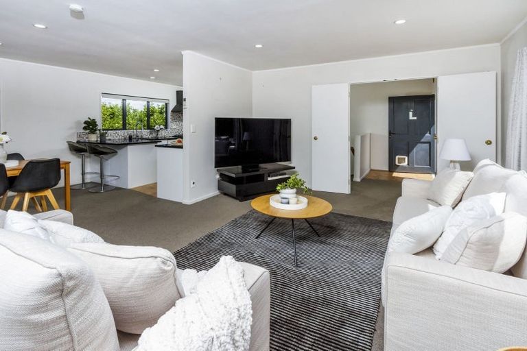 Photo of property in 9l View Road, Glenfield, Auckland, 0627