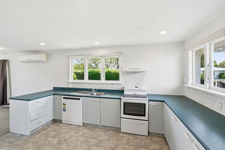 Photo of property in 15 Wychwood Crescent, Bishopdale, Christchurch, 8053