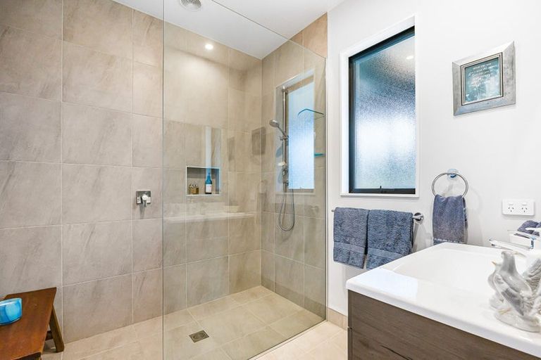 Photo of property in 18 Awanui Crescent, Matakana, 0985