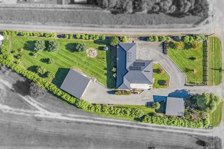 Photo of property in 418 Tararua Road, Levin, 5571