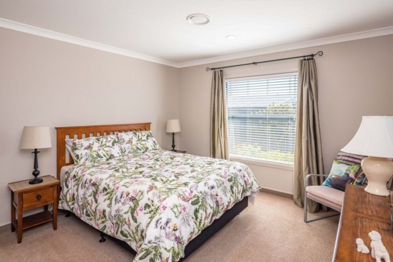 Photo of property in 10 Simpson Crescent, Raumati Beach, Paraparaumu, 5032