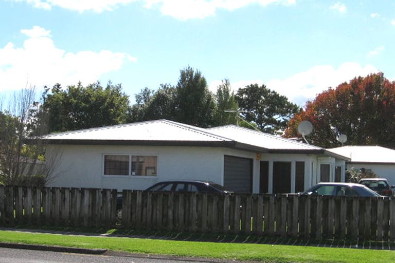 Photo of property in 18 Harbour View Road, Te Atatu Peninsula, Auckland, 0610