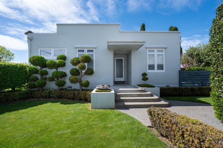 Photo of property in 2 Busby Hill, Havelock North, 4130