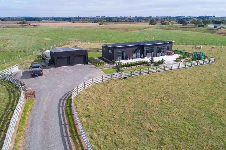 Photo of property in 567 Lethbridge Road, Halcombe, 4775