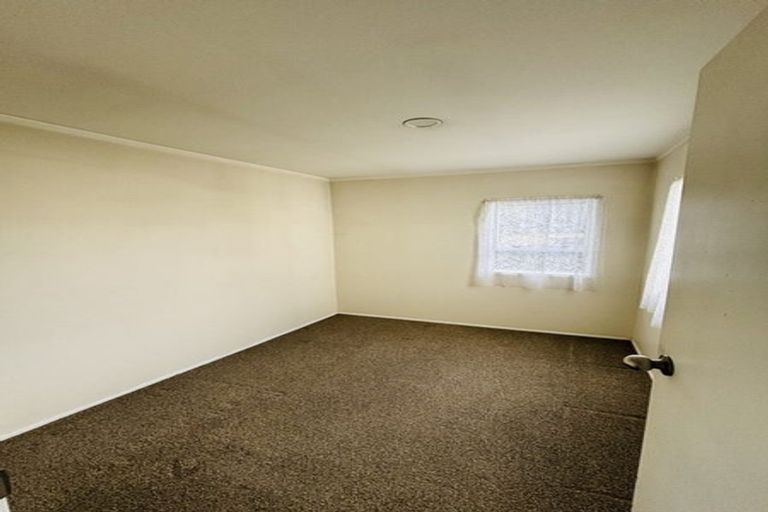 Photo of property in 4 Kaponga Crescent, New Lynn, Auckland, 0600