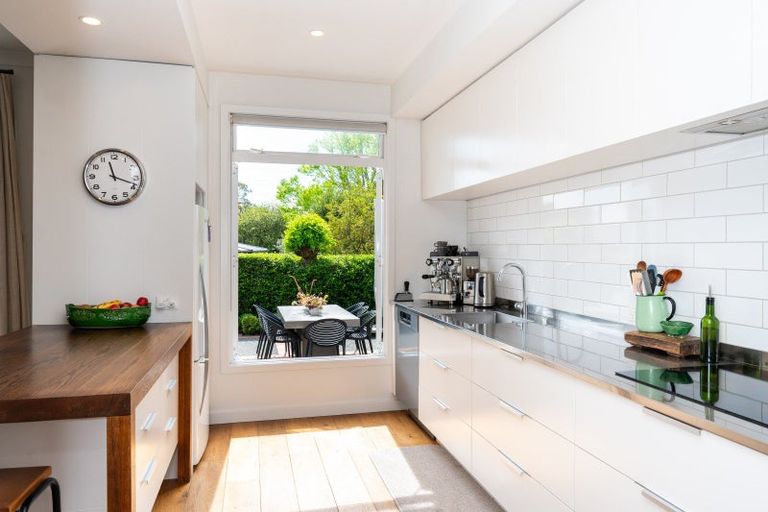 Photo of property in 2 Busby Hill, Havelock North, 4130