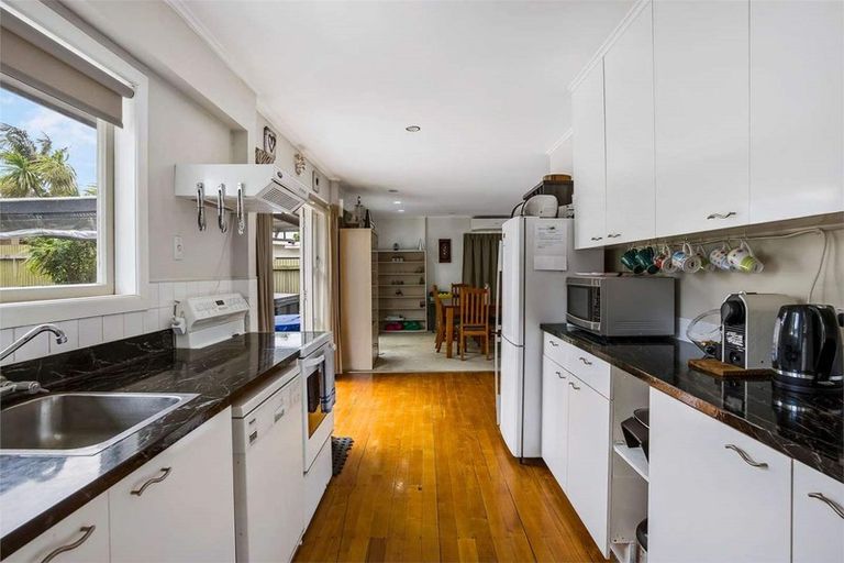 Photo of property in 37 Strid Road, Te Atatu South, Auckland, 0610