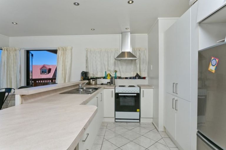 Photo of property in 10 Camilla Grove, Totara Vale, Auckland, 0629