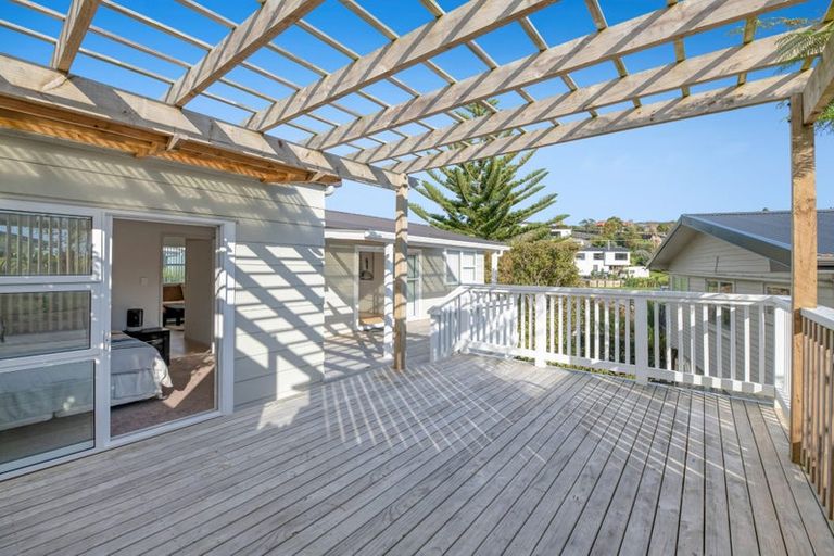 Photo of property in 5 Maori Hut Road, Red Beach, 0932