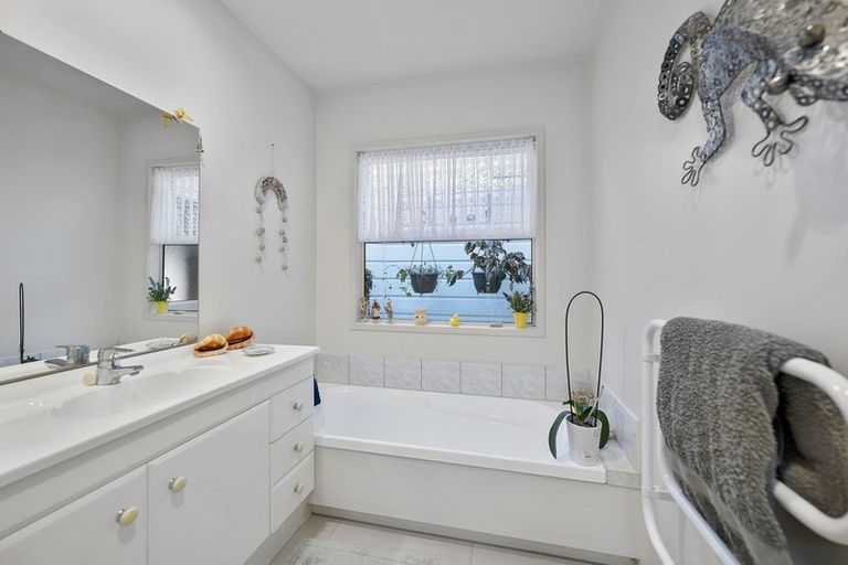 Photo of property in 2/18 Ngahere Views, Orewa, 0931