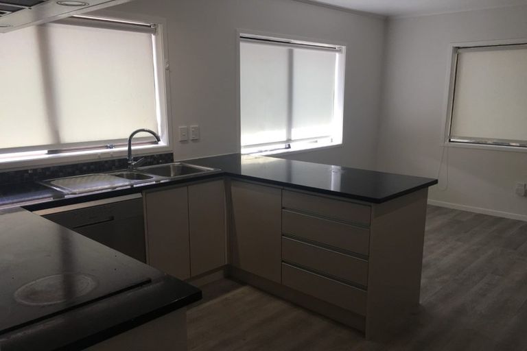 Photo of property in 2/24 Frank Evans Place, Henderson, Auckland, 0610