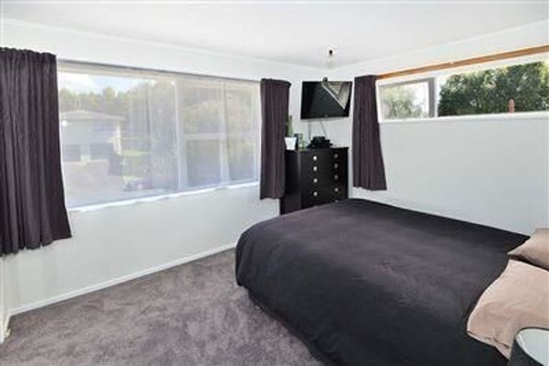 Photo of property in 17 Kathleen Street, Totara Vale, Auckland, 0627