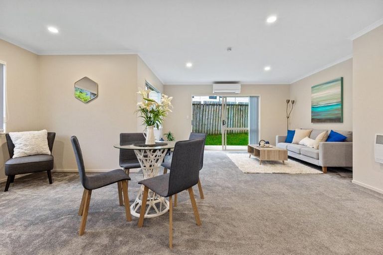 Photo of property in 20 Quincey Place, Massey, Auckland, 0614