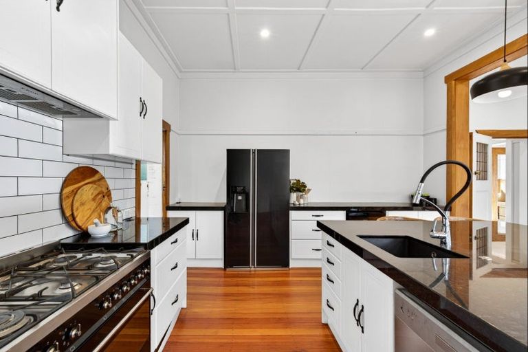 Photo of property in 60 Milton Road, Bluff Hill, Napier, 4110