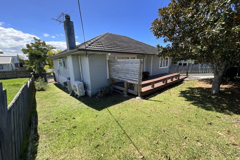 Photo of property in 4 Paton Avenue, Te Atatu South, Auckland, 0610