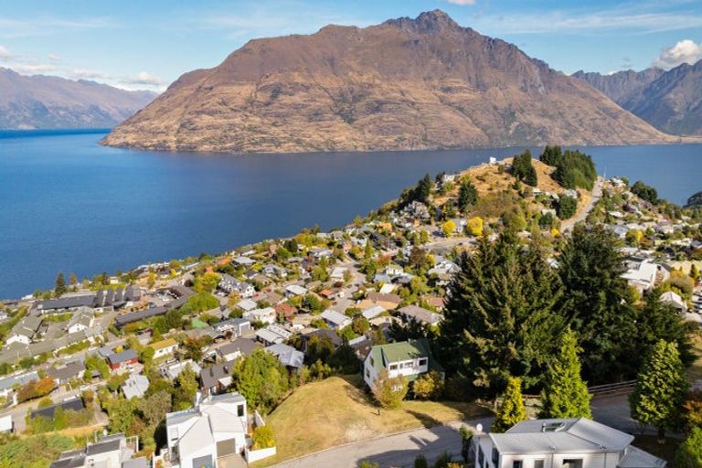 Photo of property in 1 Von Place, Fernhill, Queenstown, 9300