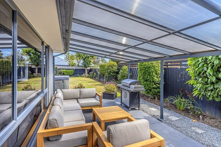 Photo of property in 142 Inwoods Close, Parklands, Christchurch, 8083