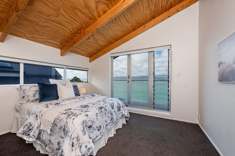 Photo of property in 116 Nevay Road, Karaka Bays, Wellington, 6022