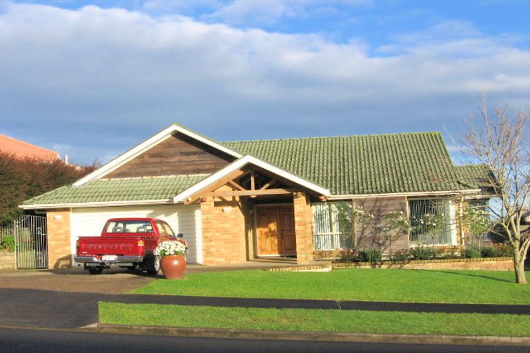 Photo of property in 9 Capistrano Mews, Goodwood Heights, Auckland, 2105