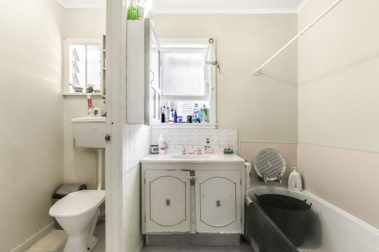 Photo of property in 44 Raglan Street, Mangere East, Auckland, 2024