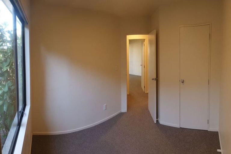 Photo of property in 22 Baulcomb Parade, Windsor Park, Auckland, 0632
