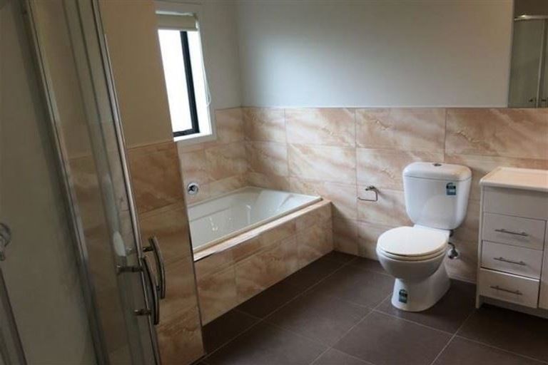 Photo of property in 4/2 Swan Hill Drive, Glen Eden, Auckland, 0602