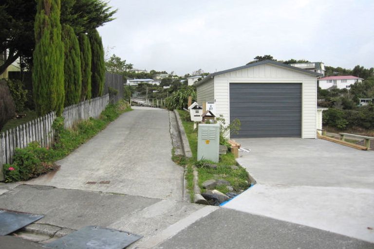 Photo of property in 27f1 Cheltenham Terrace, Newlands, Wellington, 6037