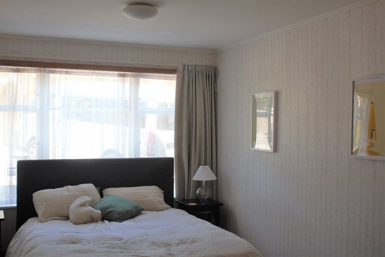 Photo of property in 34 Hungerford Road, Lyall Bay, Wellington, 6022