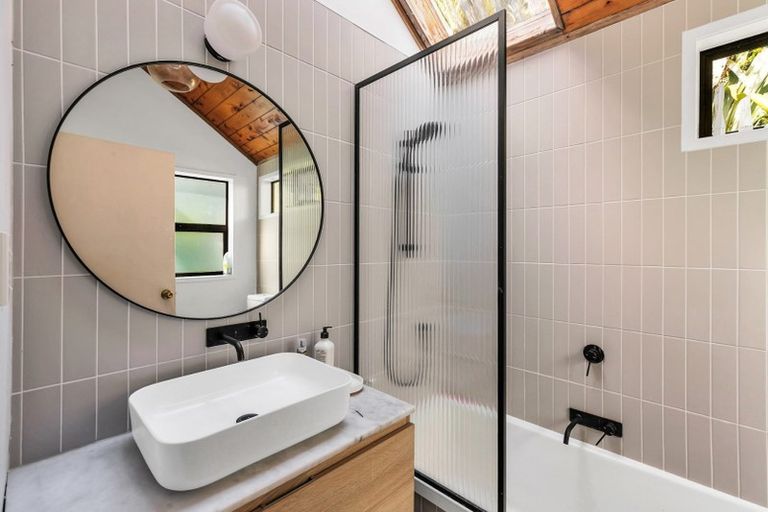 Photo of property in 16 Mahoe Road, Titirangi, Auckland, 0604