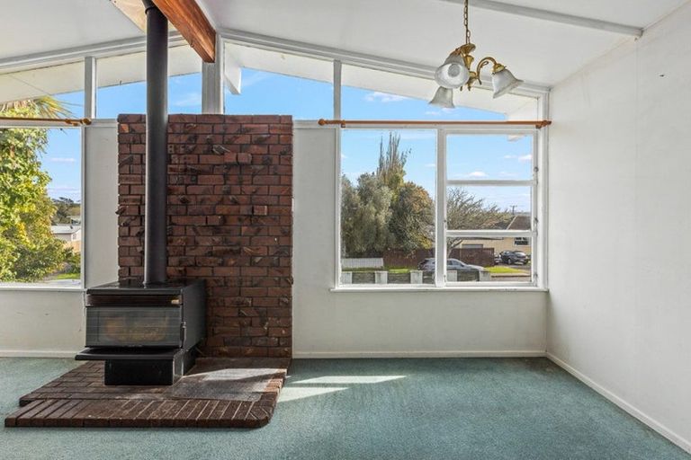Photo of property in 2 Coburg Street, Henderson, Auckland, 0612