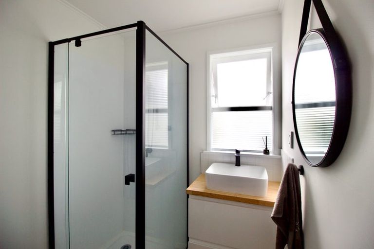 Photo of property in 5 Ngatoa Place, Glenfield, Auckland, 0629