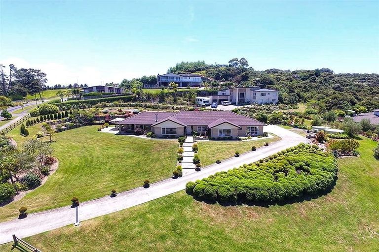 Photo of property in 15 Matheson Road, Red Beach, 0932