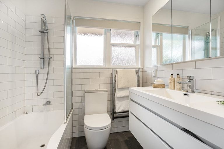 Photo of property in 33 Muir Avenue, Mangere Bridge, Auckland, 2022