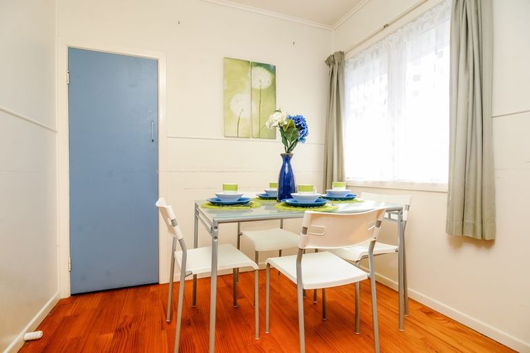 Photo of property in 43 Hereford Street, Te Atatu Peninsula, Auckland, 0610