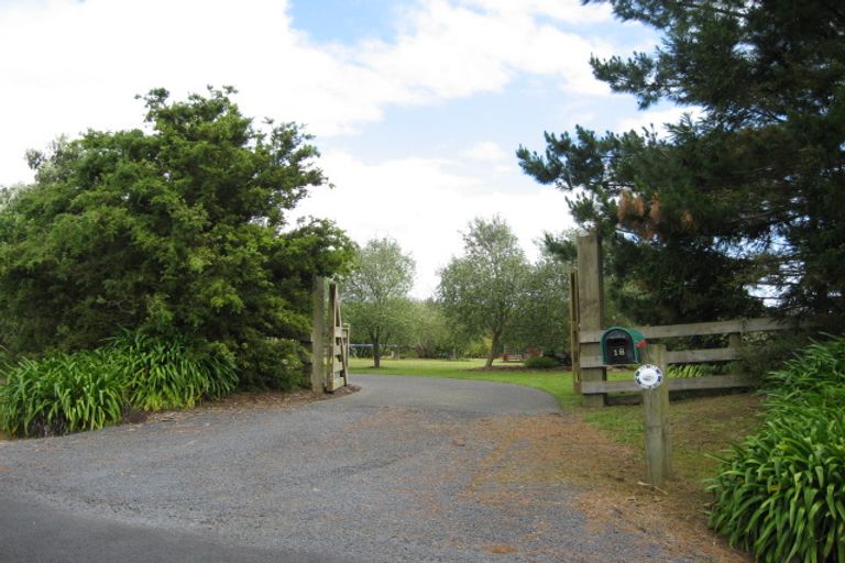 Photo of property in 18 Puke Road, Kumeu, 0891