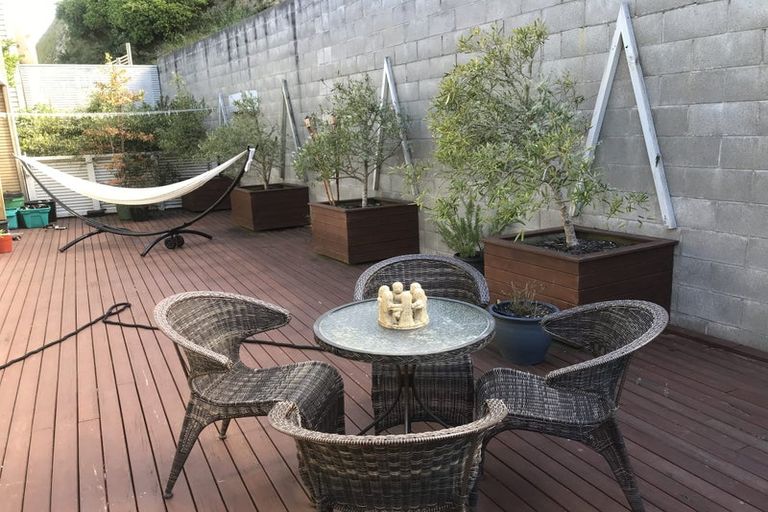 Photo of property in 56 Tiketike Way, Brooklyn, Wellington, 6021