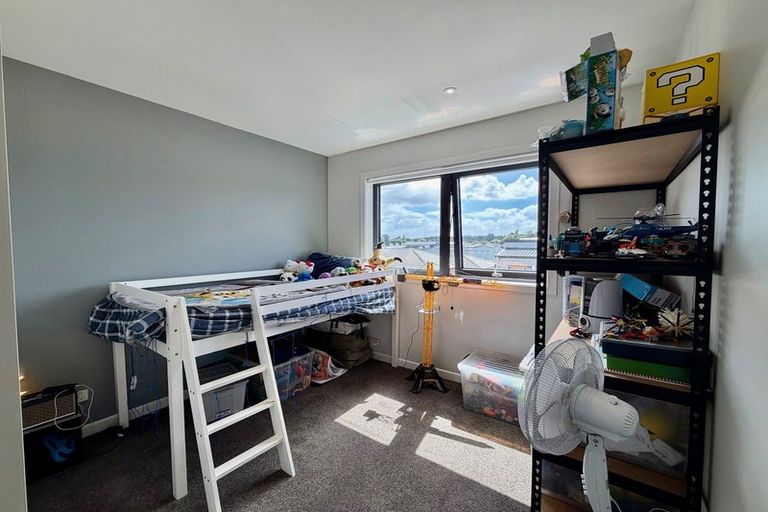 Photo of property in 39 Otuwairoa Esplanade, Opaheke, Papakura, 2113