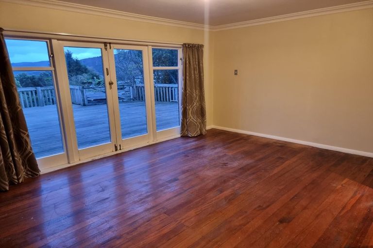Photo of property in 10 Vista Crescent, Maoribank, Upper Hutt, 5018