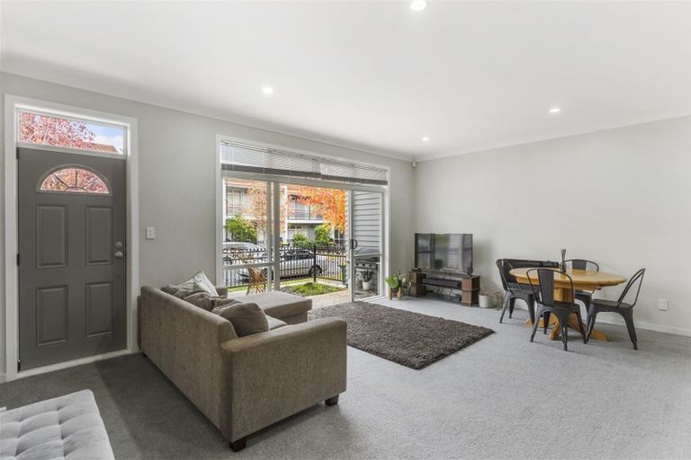 Photo of property in 2/44 Carlos Drive, Flat Bush, Auckland, 2016