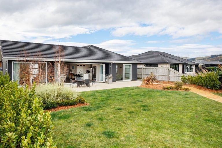 Photo of property in 16 Cyprus Place, Fitzherbert, Palmerston North, 4410