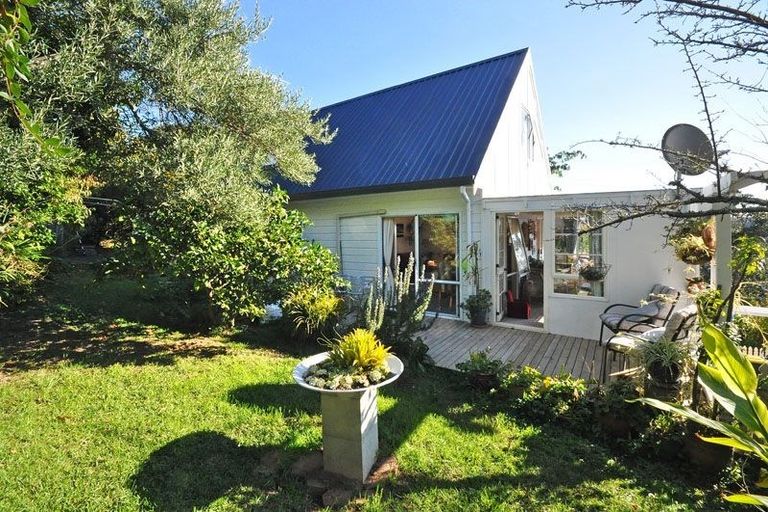 Photo of property in 3 Pohutukawa Avenue, Red Beach, 0932