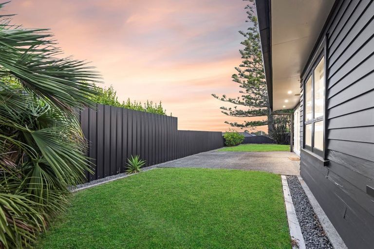 Photo of property in 2/44 Waimumu Road, Massey, Auckland, 0614