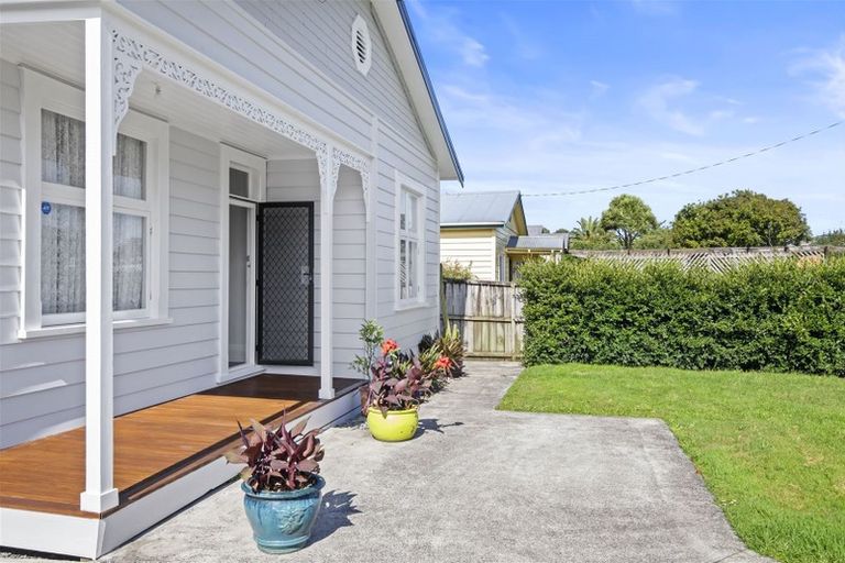 Photo of property in 4 Mellsop Avenue, Waiuku, 2123
