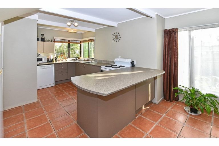 Photo of property in 2/10 Mcinnes Road, Weymouth, Auckland, 2103