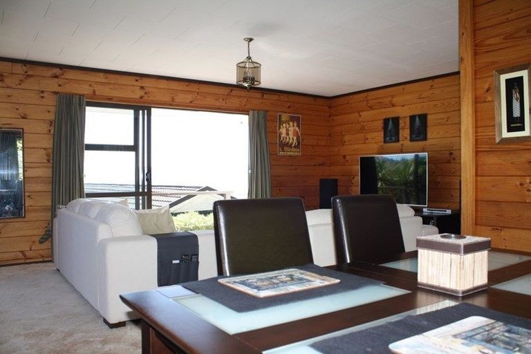 Photo of property in 21b Fernhaven Grove, Newlands, Wellington, 6037