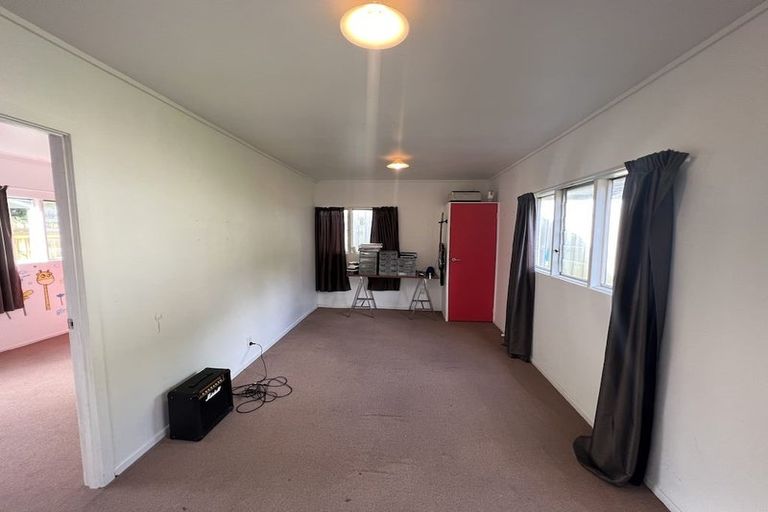 Photo of property in 25 Crompton Road, Massey, Auckland, 0614