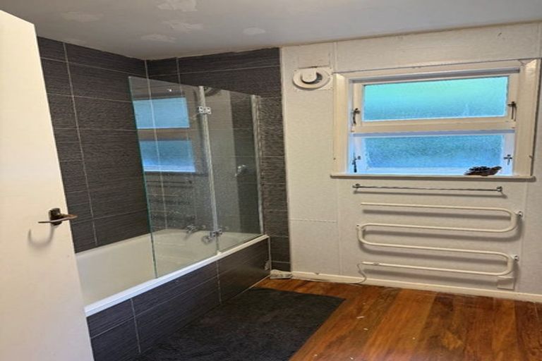 Photo of property in 5 Richmond Road, Mahina Bay, Lower Hutt, 5013